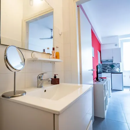 Apartment Mono Sl4 In Centro Di Fronte All'acquario 200mt Genoa